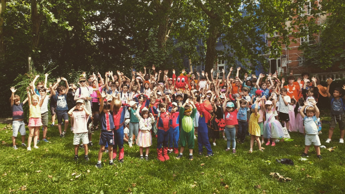 Groupe d'enfants et d'animateurs joyeux Bloomdayz en extérieur